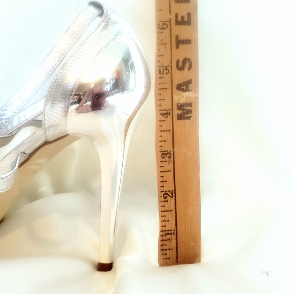Gianni Bini Silver Rhinestone Sandals 7.5 - Picture 14 of 15